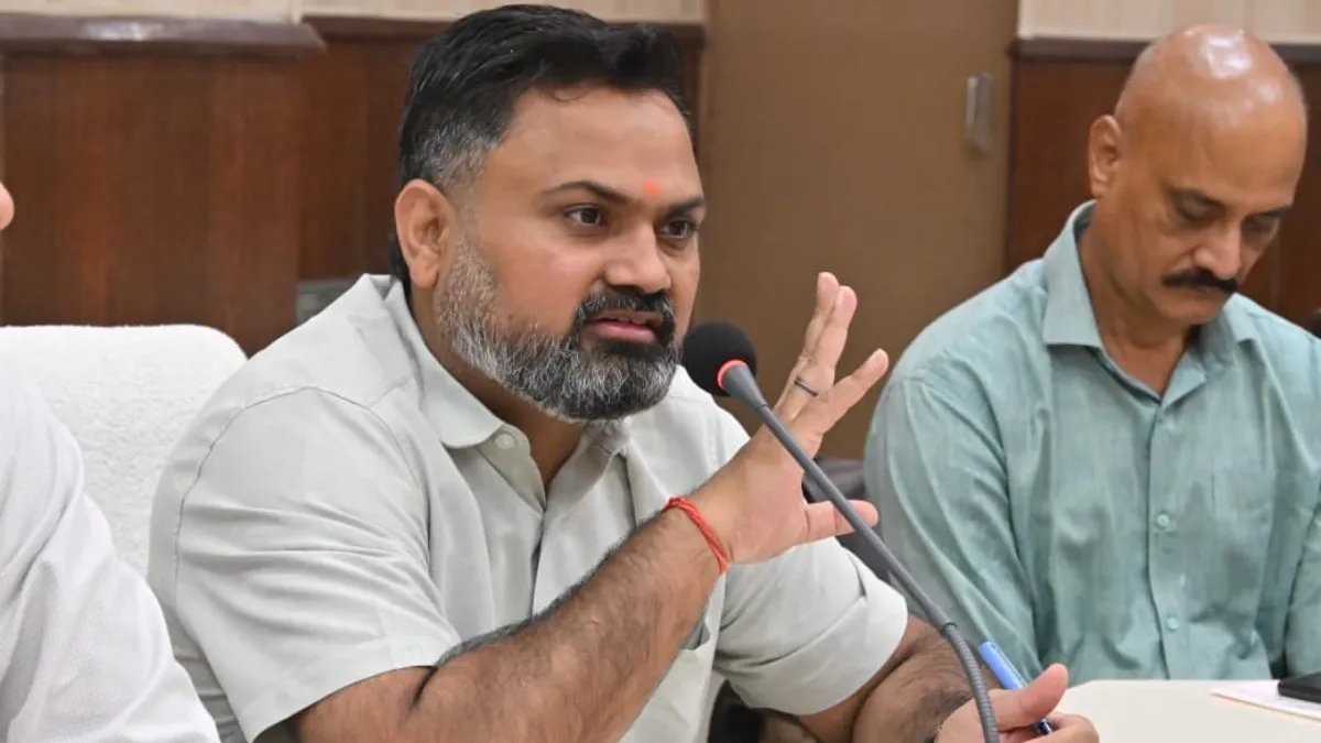 कानपुर में DM का बड़ा एक्शन, RTE दाखिले में लापरवाही पर 22 निजी स्कूलों को दिया गया अल्टीमेटम Kanpur DM Mahendra Singh Tanwar- India TV Hindi