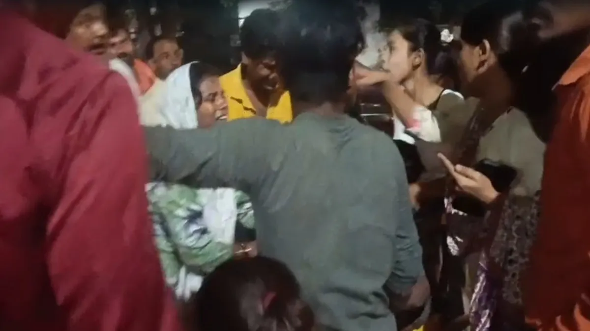 कानपुर में रावण दहन से पहले फटा कार्बाइड सिलेंडर, बच्ची समेत 6 घायल; मेले में मची अफरा-तफरी, गुब्बारा विक्रेता की हालत गंभीर कानपुर के धरीपुरवा...- India TV Hindi