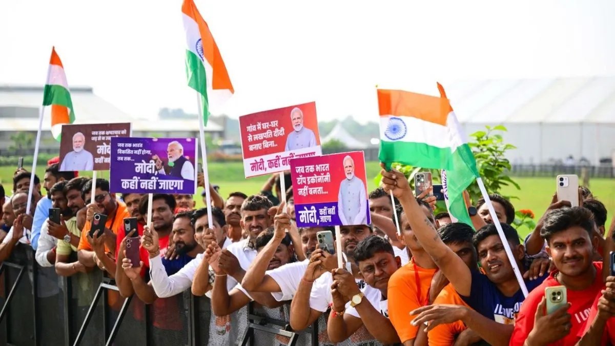 "मोदी कहीं नहीं जायेगा", बैनर लेकर प्रधानमंत्री के स्वागत के लिए क्यों पहुंचे पशुपालक? 25 साल की कहानी जानेंगे तो करेंगे तारीफ पीएम मोदी का स्वागत करते लोग- India TV Hindi