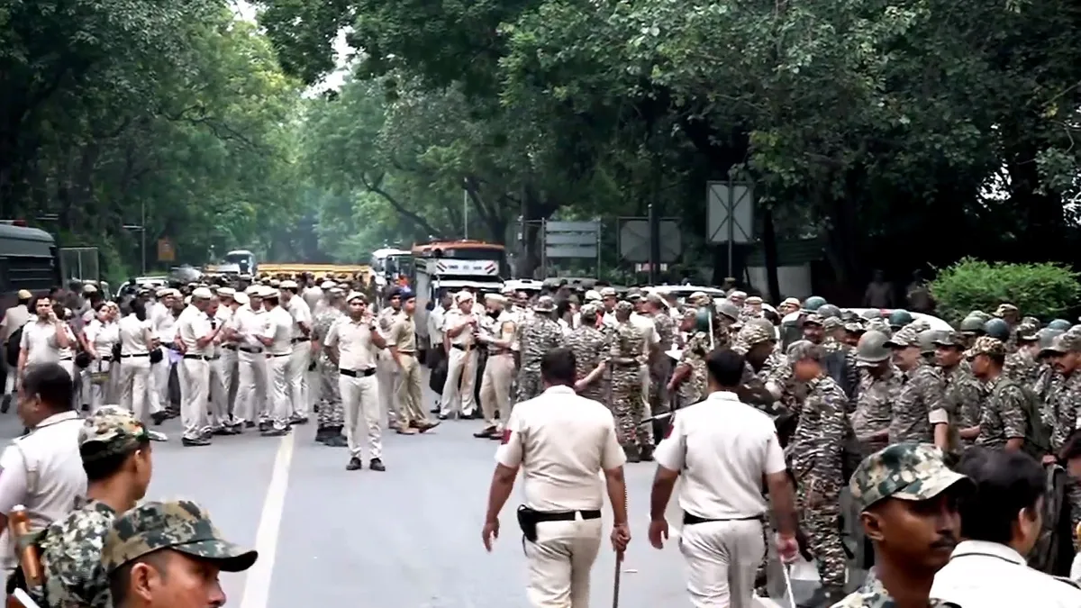 LIVE: SIR के विरोध में CJP का प्रोटेस्ट मार्च आज, अभिजीत दीपके मुंबई से दिल्ली के लिए रवाना; जंतर-मंतर पर जुटे प्रदर्शनकारियों को हिरासत में लिया गया जंतर-मंतर पर पुलिस का...- India TV Hindi