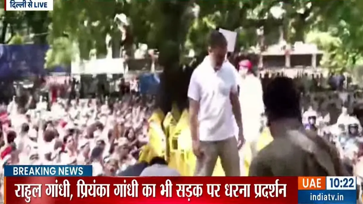 LIVE: ज्ञानेश कुमार के खिलाफ विपक्ष का हल्ला बोल, बैरिकेडिंग के ऊपर चढ़े राहुल गांधी, अखिलेश भी हैं सड़क पर बैरिकेडिंग के ऊपर चढ़े राहुल गांधी- India TV Hindi