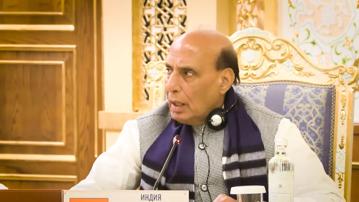 পাকিস্তানের উপ-প্রধানমন্ত্রীর উপস্থিতিতে সন্ত্রাসবাদ নিয়ে কড়া কথা বলেছেন রাজনাথ সিং