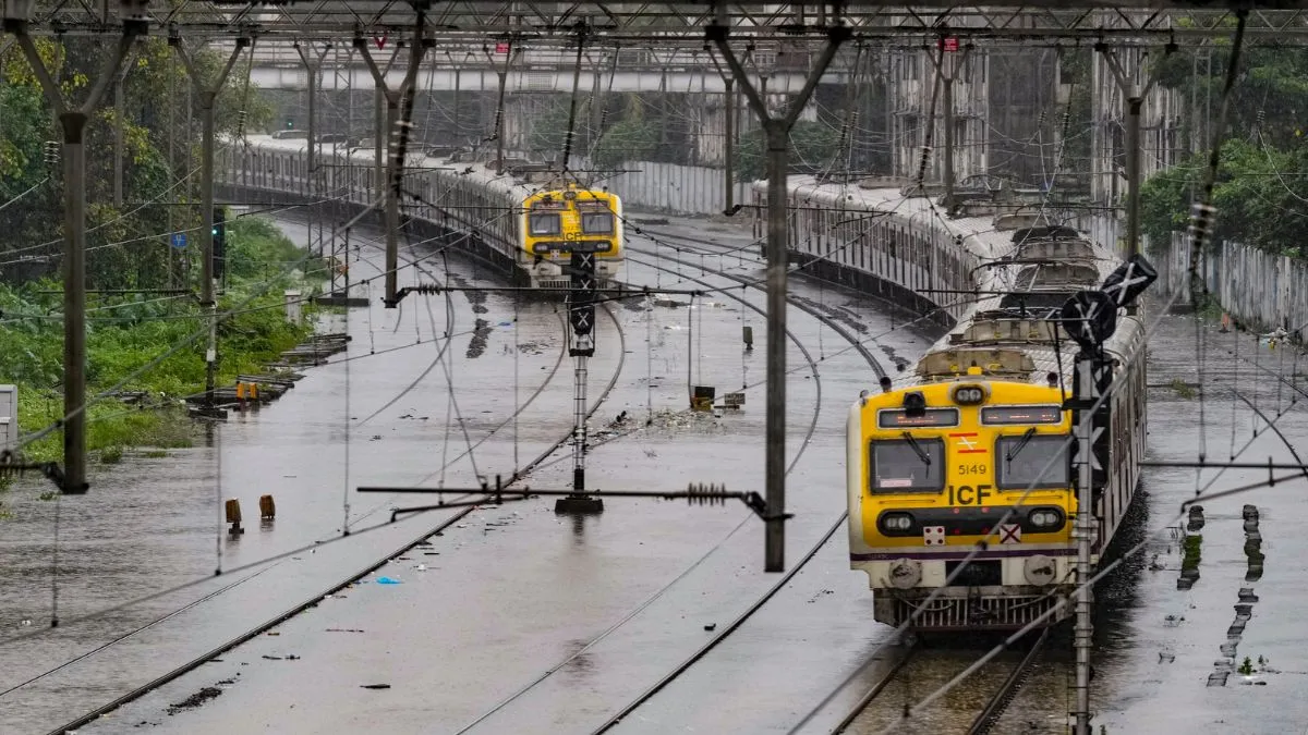 चक्रवात 'अर्नब' की वजह से रेलवे ने रद्द की 53 ट्रेनें, 125 किमी प्रति घंटे की रफ्तार से चलेंगी हवाएं Cyclone Arnab, Cyclone, indian railways, south coast railway, trains cancelled- India TV Hindi