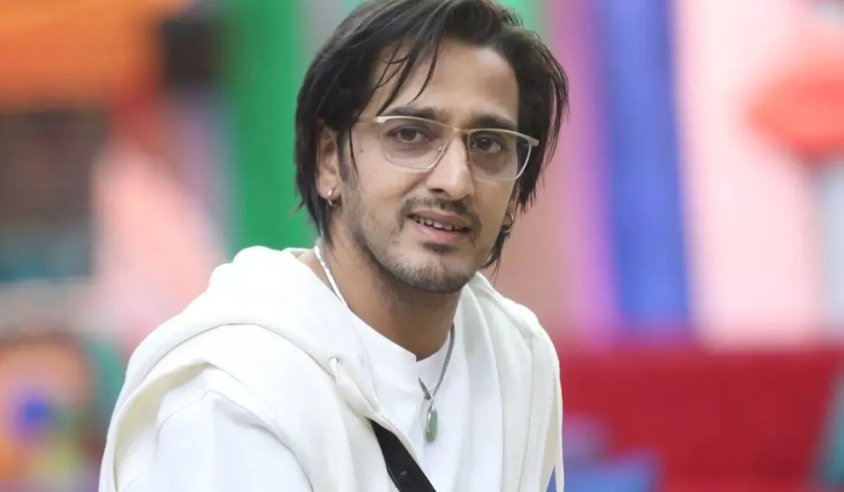 रोहित शेट्टी ने बिग बॉस सीजन 20 के दौरान सिंगर काजी से बात करते हुए कहा, 'आपका समय आ गया है काजी। तुम निकलोगे तो बहुत काम मिलेगा... बहुत प्यार मिलेगा और वो होगा... सोलो एल्बम मिलना शुरू हो जाएंगे... आपका समय आ गया है। मैं राष्ट्रीय टेलीविजन पर बोल रहा हूं, मुझे कोई शरम नहीं। मनोरंजन कर रहे हो लेकिन सावधान रहो।' रोहित शेट्टी ने काजी की प्रशंसा करते हुए यह सब कहा।