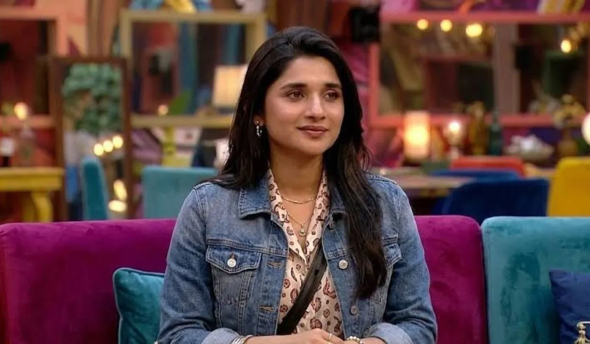 खाने को लेकर शुरू हुआ झगड़ा दोनों कंटेस्टेंट के बीच बहस में बदल गया। कनिका और नकुल ने बाद में इस मामले पर बात करने और अपने मतभेद सुलझाने की कोशिश की। हालांकि, वे एक-दूसरे की बात समझने में नाकाम रहे और मामला अनसुलझा रहा। नकुल के बाहर होने की खबर 'बिग बॉस 20' के दर्शकों के बीच एक और बड़ी चर्चा का विषय बन गई है। रिपोर्ट्स के अनुसार नकुल को कथित तौर पर साथी कंटेस्टेंट कुशाल तंवर, जिन्हें गुल्लू के नाम से जाना जाता है। उनके साथ मारपीट के बाद घर से बाहर जाने के लिए कहा गया था।