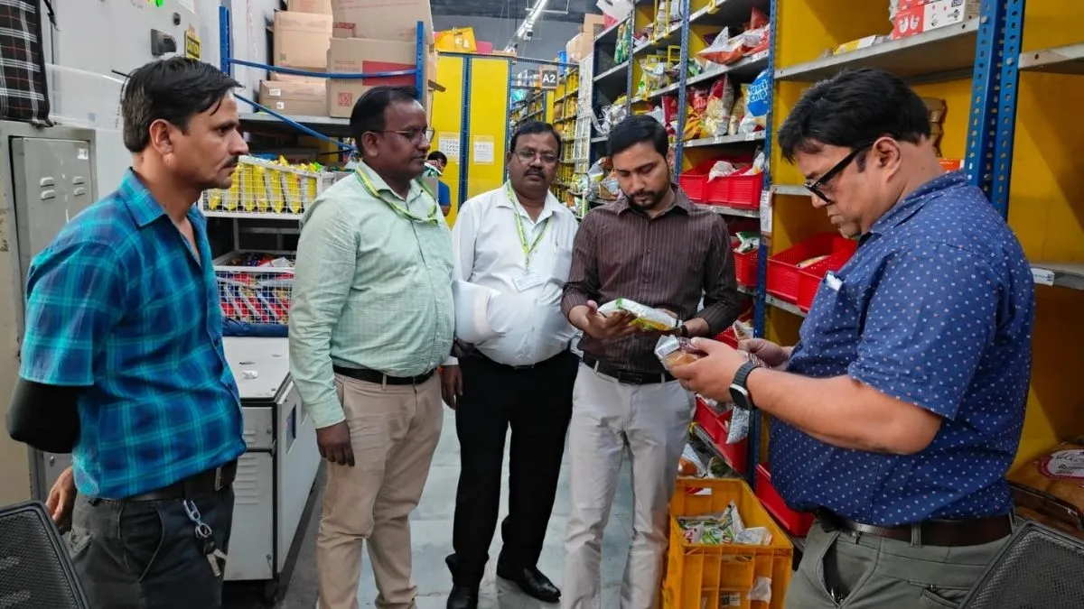 यूपी में ऑनलाइन फूड स्टोर्स पर UPFSDA का बड़ा एक्शन, कहीं मिले कॉकरोच तो कहीं नियमों की अनदेखी; 4 के लाइसेंस किए निलंबित UP FSDA Action- India TV Hindi
