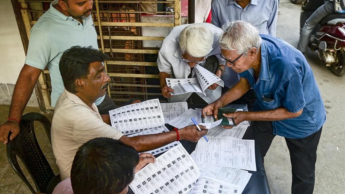 Voter List में नाम जुड़वाने और गलती सुधारने के लिए मिला अतिरिक्त समय! चुनाव आयोग ने 6 राज्यों में बढ़ाई SIR की डेडलाइन, दिल्ली की फाइनल लिस्ट अब 22 दिसंबर को