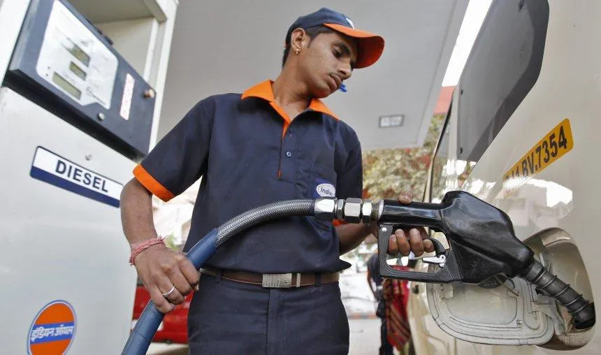 रोज बढ़ते-घटते रहेंगे पेट्रोल और डीजल के दाम, इस व्‍यवस्‍था में बदलाव से सरकार ने किया साफ इनकार- India TV Paisa