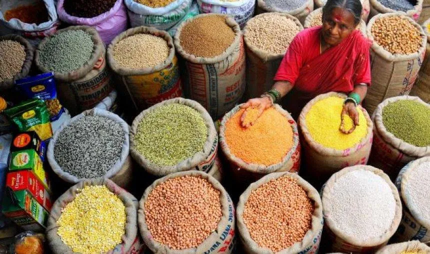 Impact: ताबड़तोड़ छापेमारी में बरामद हुई 75,000 टन दाल, कीमतों पर असर दिखना बाकी- India TV Hindi
