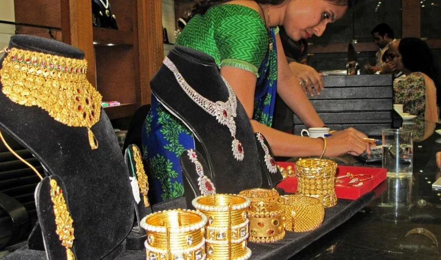Gold ready to shine: इस हफ्ते 550 रुपए महंगा हुआ Gold, 28,000 के पार पहुंच सकती है कीमत- India TV Paisa