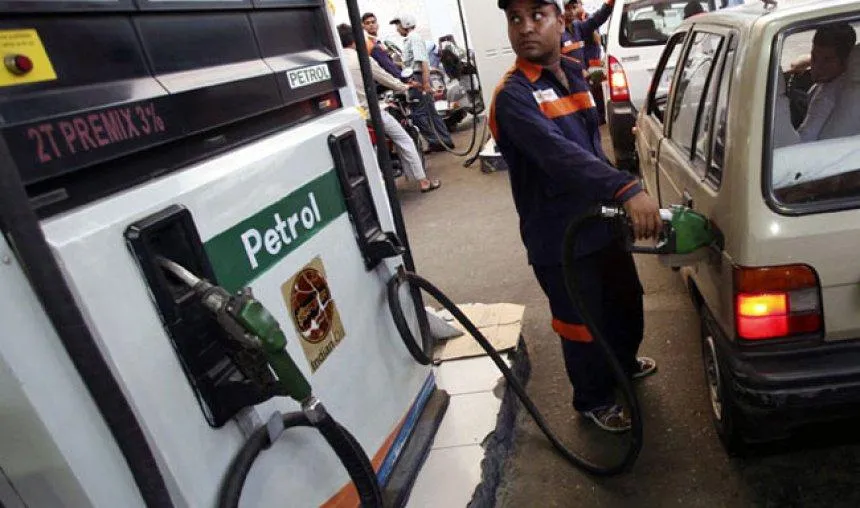 सरकार ने फि‍र बढ़ाई पेट्रोल व डीजल पर एक्‍साइज ड्यूटी, मिलेंगे अतिरिक्‍त 2500 करोड़ रुपए- India TV Paisa