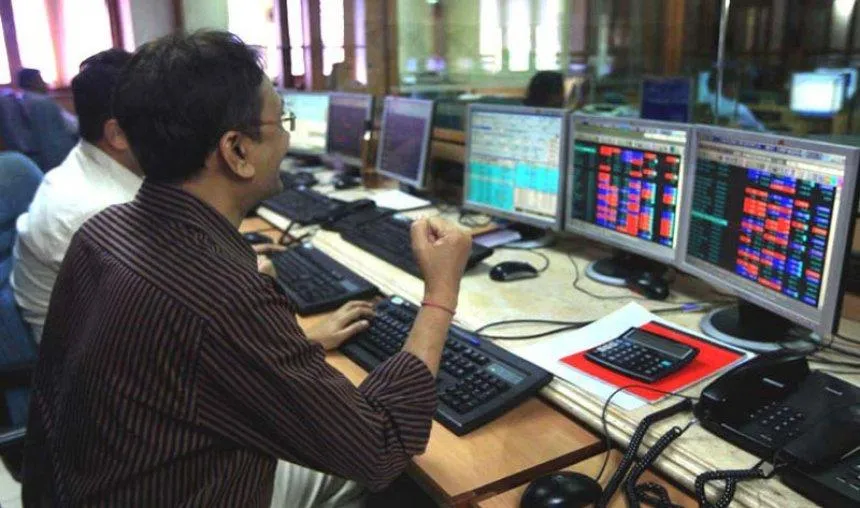 In Pics: लगातार दूसरे दिन बढ़त के साथ बंद हुए शेयर बाजार, सेंसेक्स 104 अंक ऊपर- India TV Paisa