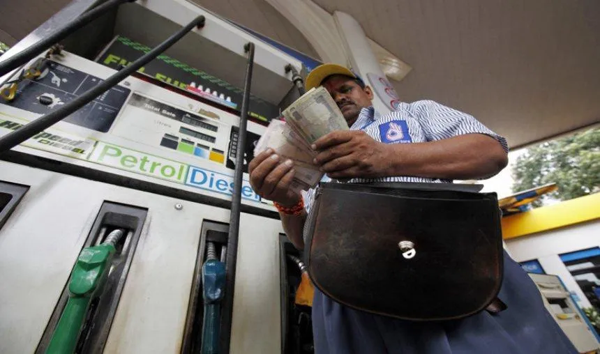 Know Why- क्रूड के सस्ता होने के बाद भी  महंगा हो गया पेट्रोल और डीजल?- India TV Paisa