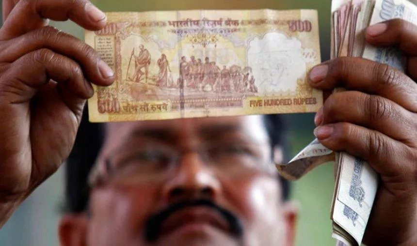 Rupee vs Dollar: एक डॉलर के लिए खर्च करने होंगे 67 रुपए, विदेश में पढ़ना और घूमना हो जाएगा महंगा- India TV Paisa