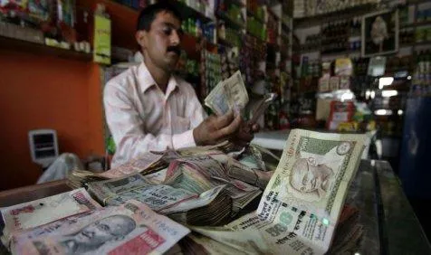 डॉलर के मुकाबले रुपए में गिरावट जारी, शुरुआती कारोबार में 8 पैसे टूटकर 2 साल के निचले स्तर पर आया- India TV Paisa