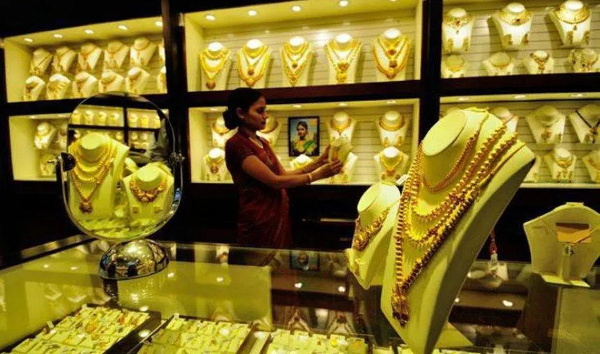 Shining Gold: सोने चांदी की कीमतों में जोरदार तेजी, तीन महीने बाद 27,000 रुपए के पार पहुंचा गोल्‍ड- India TV Paisa