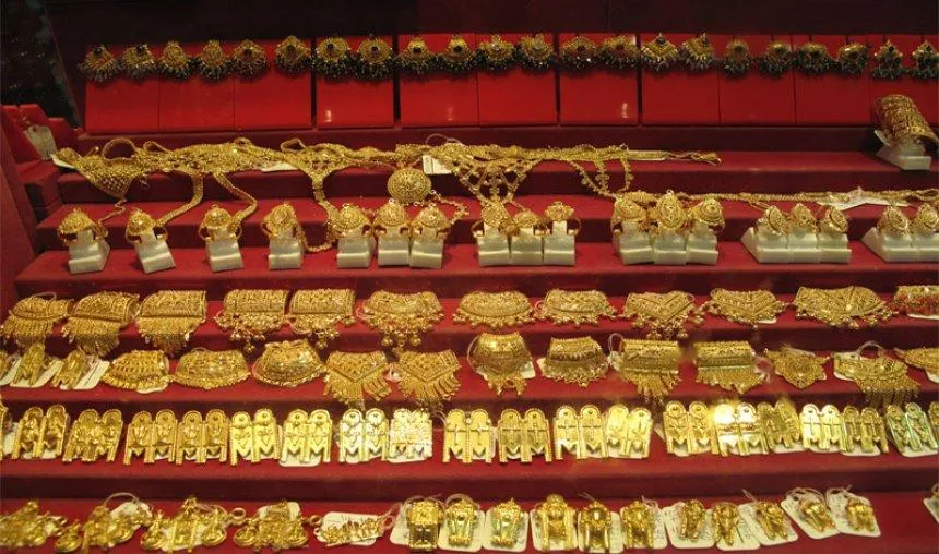 Gold got Sheen: वेडिंग सीजन में बढ़ी डिमांड, सोना 26,000 के पार, चांदी भी हुई 850 रुपए महंगी- India TV Paisa