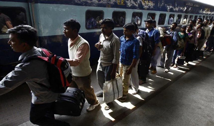 New Rules: रेलवे रिजर्वेशन के लिए जरूरी होगा आधार कार्ड, टिकटों की कालाबाजारी पर लगेगी लगाम- India TV Paisa
