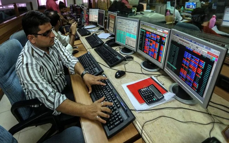 In pics: गिरावट के साथ बंद हुए शेयर बाजार, सेंसेक्स 262 अंक नीचे- India TV Paisa