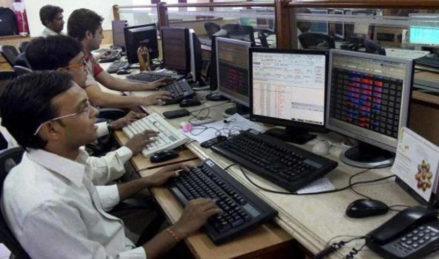 शेयर बाजार गिरावट के साथ बंद, सेंसेक्स 208 अंक लुढ़का- India TV Paisa