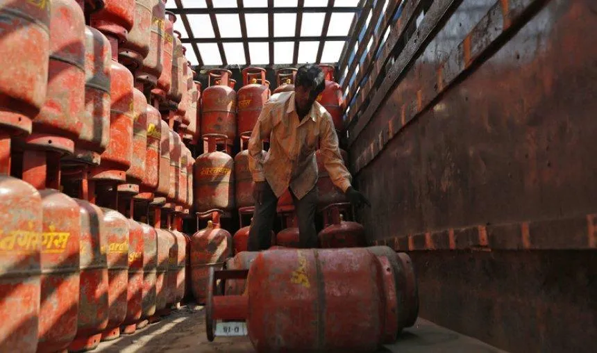 Costly New Year: सस्ते पेट्रोल-डीजल की कीमत LPG से वसूलेंगी तेल कंपनियां, 51 रुपए तक बढ़ाए सिलेंडर के दाम- India TV Paisa