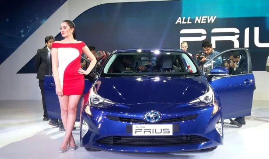 Toyota करेगी 33.7 लाख कारों को रिकॉल, खराब एयरबैग के कारण भारत में वापस होंगी प्रियस कार- India TV Paisa