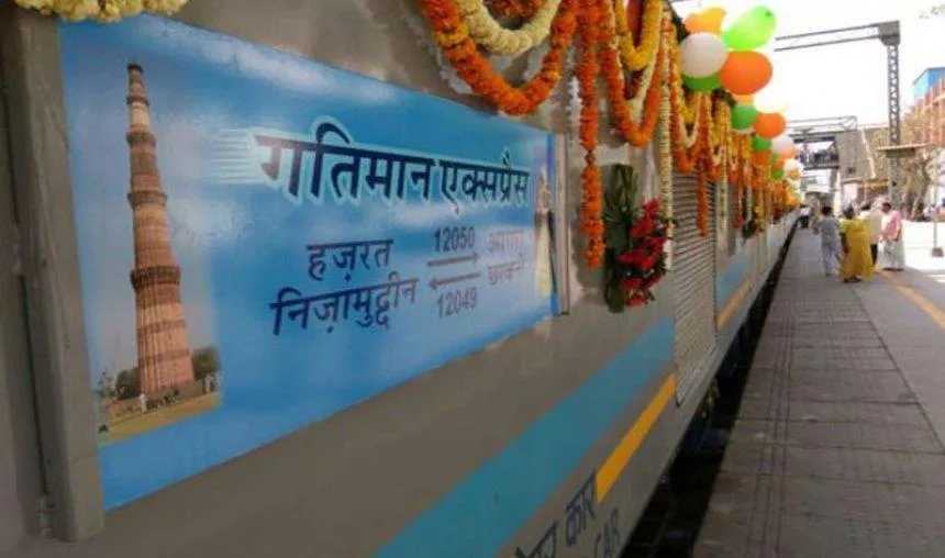 Fastest Train: सुरेश प्रभु ने गतिमान एक्सप्रेस को दिखाई हरी झंडी, सिर्फ 100 मिनट में पहुंच जाएंगे दिल्ली से आगरा- India TV Paisa