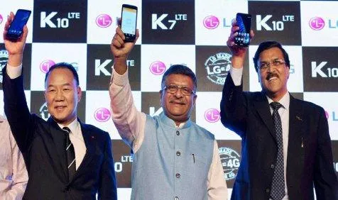 Make in India: LG ने शुरू की देश में मैन्युफैक्चरिंग, लॉन्‍च किए भारत में बने दो स्‍मार्टफोन- India TV Paisa