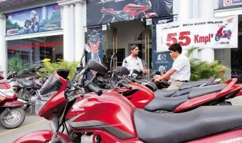 Zooming Sales: मार्च में टॉप स्‍पीड पर रही मोटरसाइकिल की बिक्री, Car सेल्‍स पर लगा ब्रेक- India TV Paisa