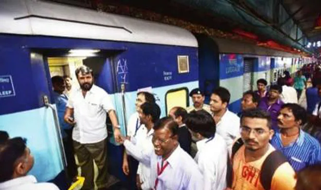shivsena mla holds train for not getting desired seat.- India TV Hindi