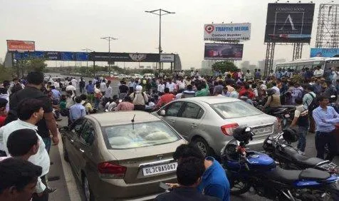 डीजल टैक्सी चालकों के प्रदर्शन से DND पर लगा भारी जाम, ट्रांसपोर्टर्स प्रतिबंध हटाने की कर रहे हैं मांग- India TV Paisa