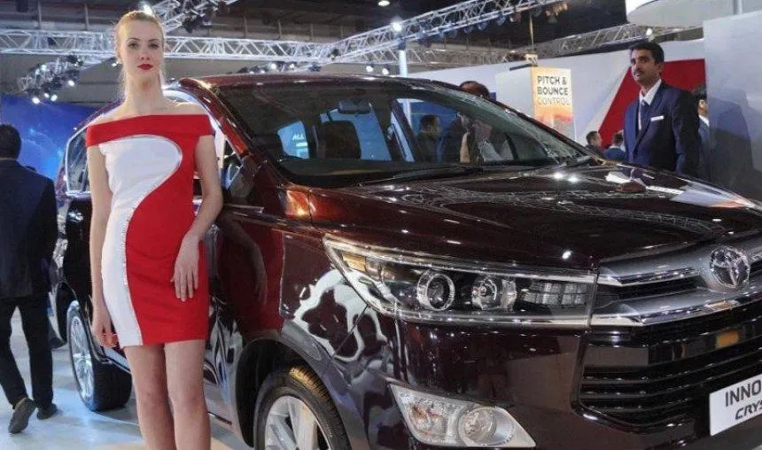 Toyota इनोवा क्रिस्‍टा को जबरदस्त रिस्पॉन्स, 10 दिनों में मिली 15000 बुकिंग- India TV Paisa