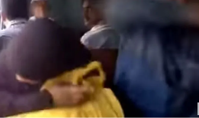 man beating wife in a train- India TV Hindi