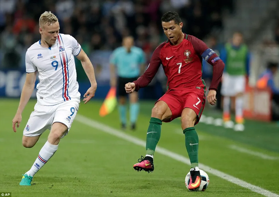 Iceland's Kolbeinn Sigthorsson, Portugal's Ronaldo - India TV Hindi