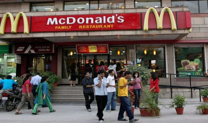 McDonald’s कर रही है कॉस्‍ट कटिंग, भारत में शिफ्ट कर सकती है कुछ काम- India TV Paisa