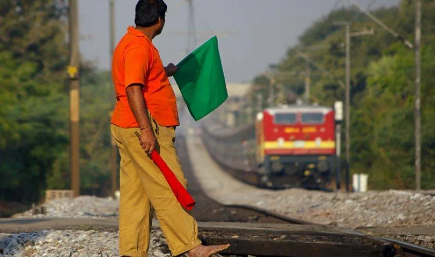 रेलवे कर्मियों को चेतावनी, हड़ताल में शामिल होने पर हो सकती है जेल- India TV Paisa