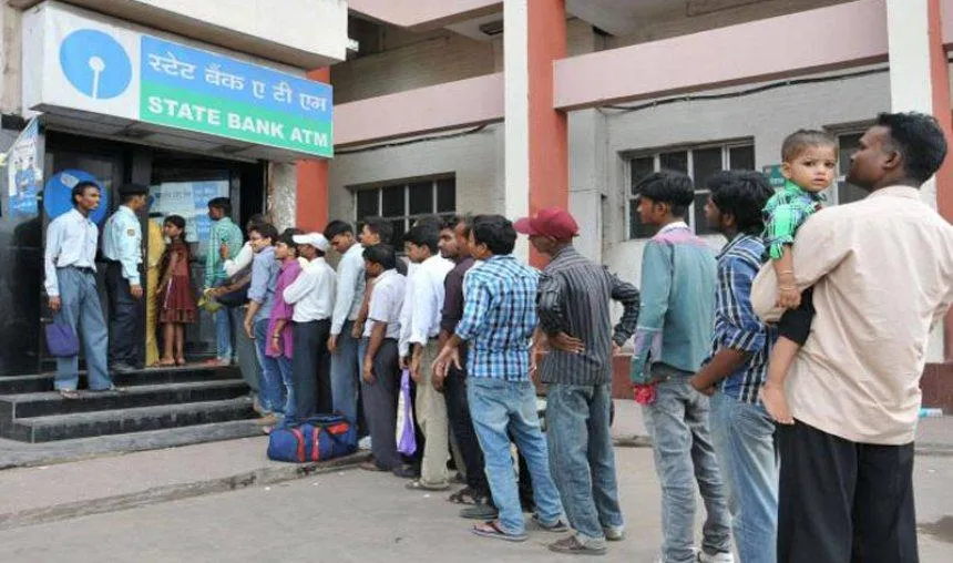 ATM से शुक्रवार को निकाल सकेंगे 500 और 2000 रुपए के नए नोट: सरकार- India TV Paisa