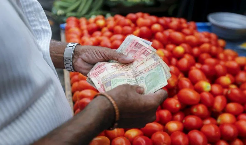 Inflation Returns: टमाटर पर चढ़ा तेजी का रंग, रिटेल दाम 80  रुपए प्रति किलोग्राम पर पहुंचे- India TV Paisa