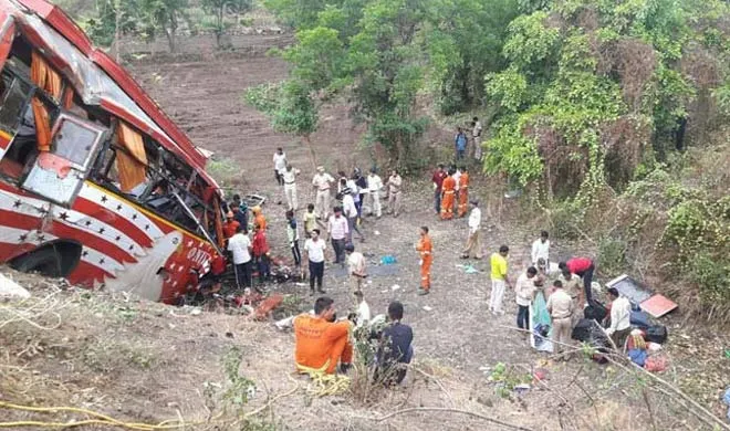 bus falls into pit after crash.- India TV Hindi