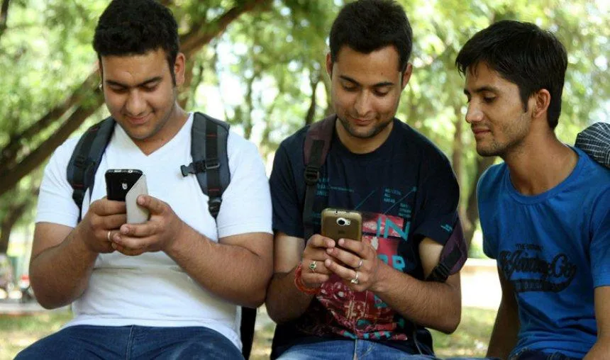 देश में मोबाइल उपभोक्ताओं की संख्या बढ़कर हुई 103.5 करोड़, BSNL फिर आई पांचवे स्थान पर- India TV Paisa