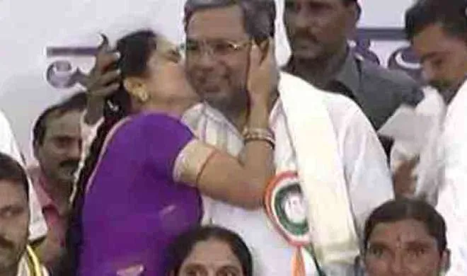 a woman kissing karnataka cm- India TV Hindi