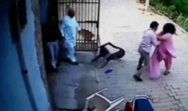 Woman turns up to beat in-laws- India TV Hindi