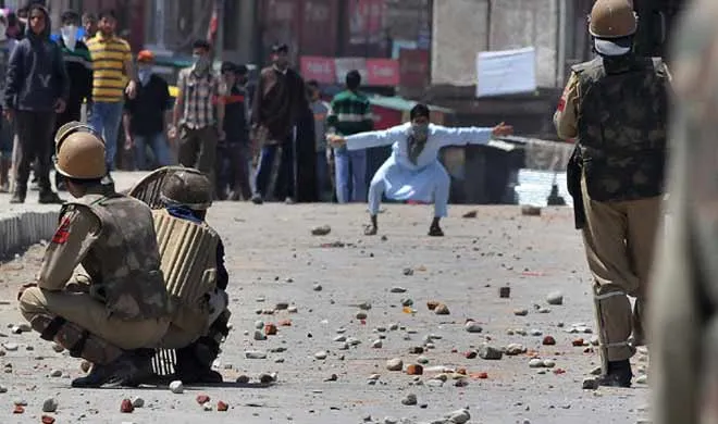 Stone pelting in Srinagar- India TV Hindi