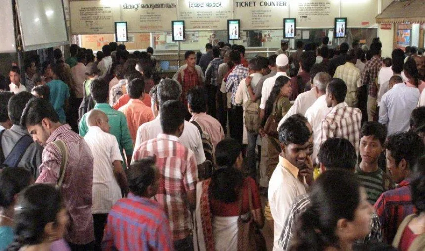 Good News: बैंक काउंटर से भी ले सकेंगे ट्रेन टिकट, वेंडिंग मशीन भी लगाने की तैयारी में रेलवे- India TV Paisa