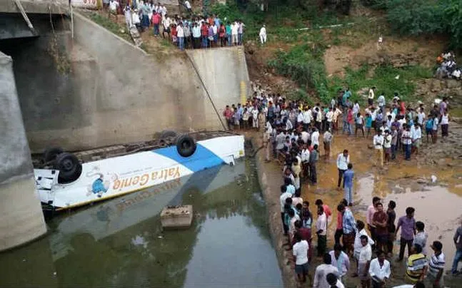 Bus falls in a canal in Telangana- India TV Hindi