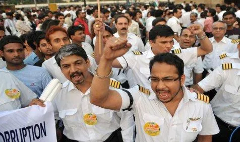एयर इंडिया ने तीन पायलटों को कारण बताओे नोटिस थमाया, उड़ानों में देरी- India TV Paisa