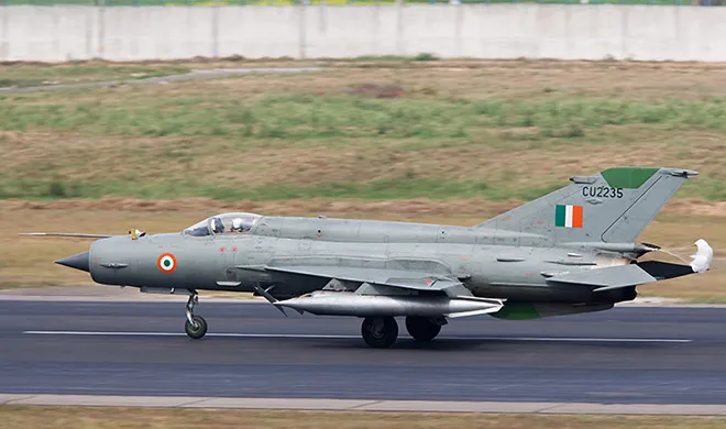 mig 21 makes emergency landing at srinagar airport- India TV Hindi