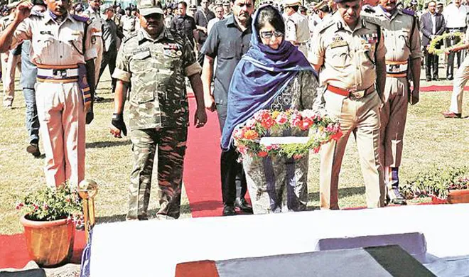 mehbooba mufti pays homage to 17 martyrs killed in uri...- India TV Hindi