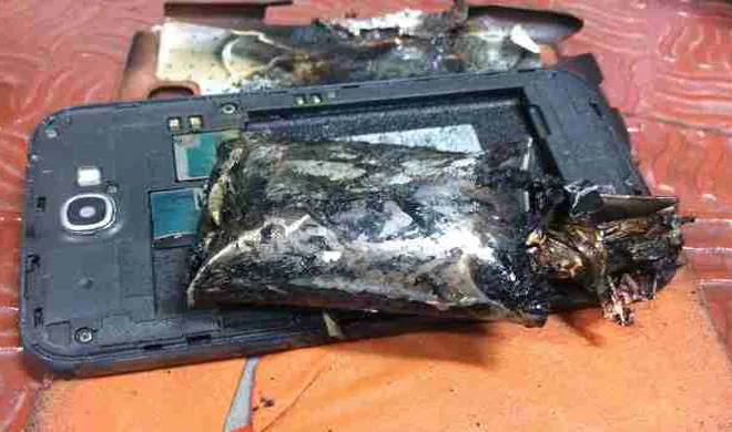 phone caught fire in flight- India TV Hindi