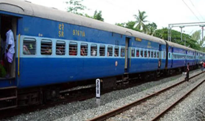 girl thrown from running train dies on spot- India TV Hindi